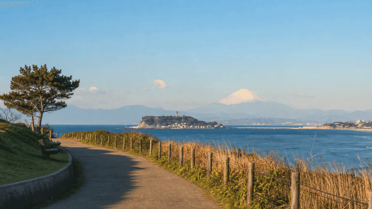 相模湾沿いの園路から江の島と富士山を眺める神奈川散歩のイメージ
