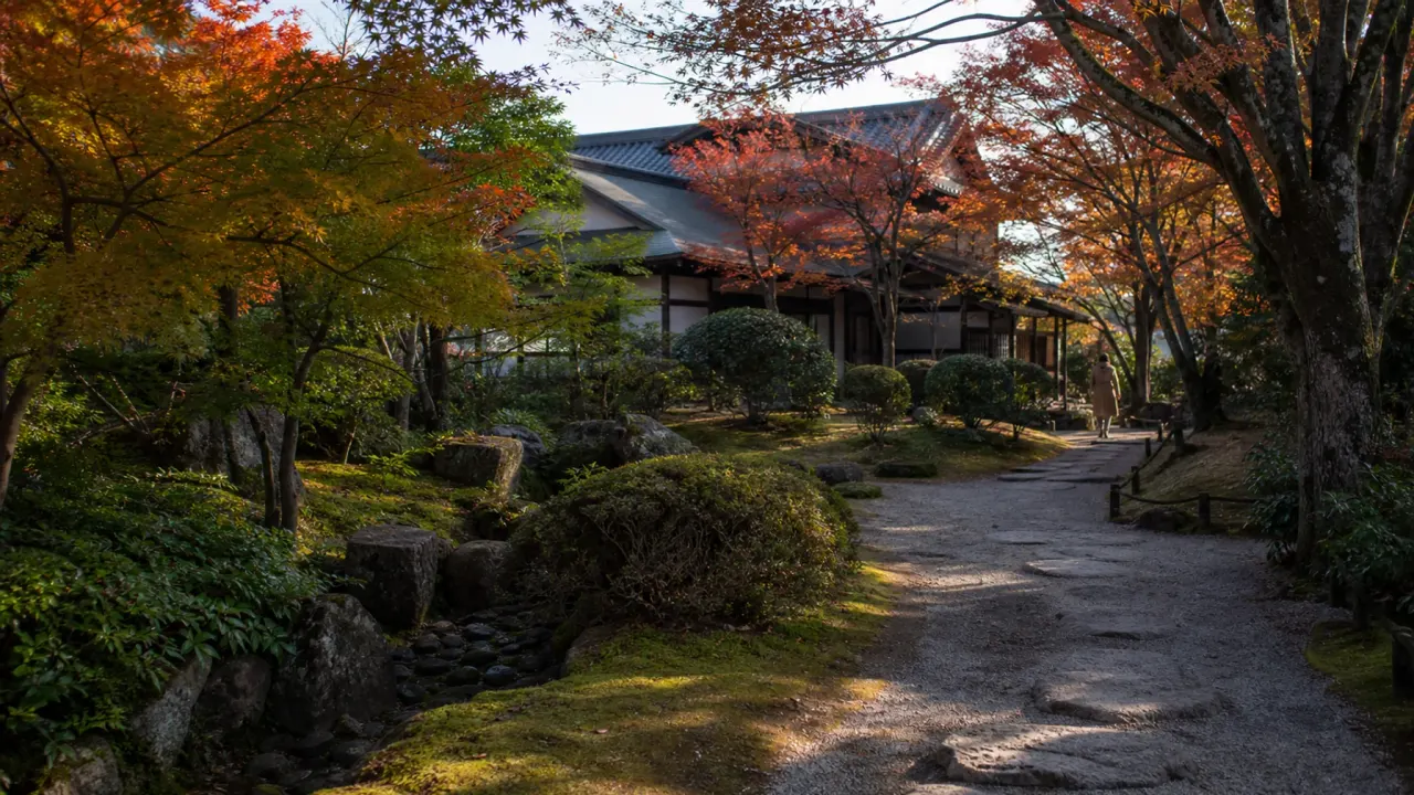 彫刻屋台の展示館と静かな日本庭園の雰囲気を表したイメージ画像