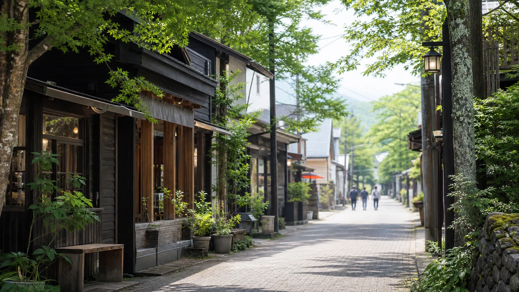 木立と古い町並みが続く軽井沢の通りを歩くイメージ