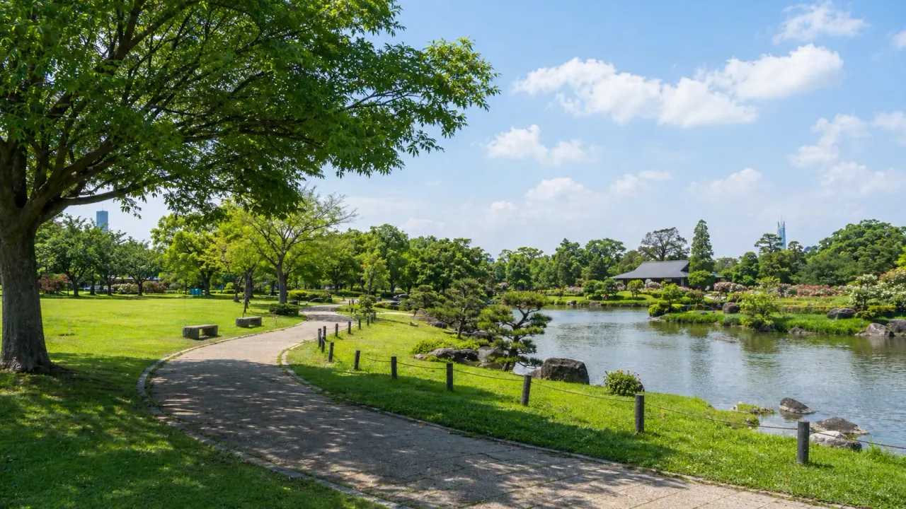 柏市の千葉県立柏の葉公園で、芝生広場、日本庭園、バラ園周辺をゆっくり歩く散歩を紹介。柏の葉キャンパス駅から半日未満で緑を味わう過ごし方をまとめます。
