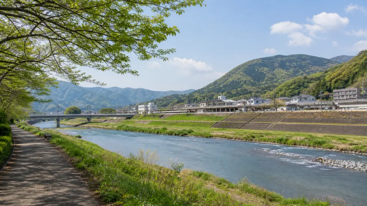 上野原市の桂川周辺で、駅近の水辺、河岸段丘、与謝野鉄幹・晶子ゆかりの景色を短く歩く散歩を紹介。公式観光情報をもとに、歩き方と注意点をまとめます。