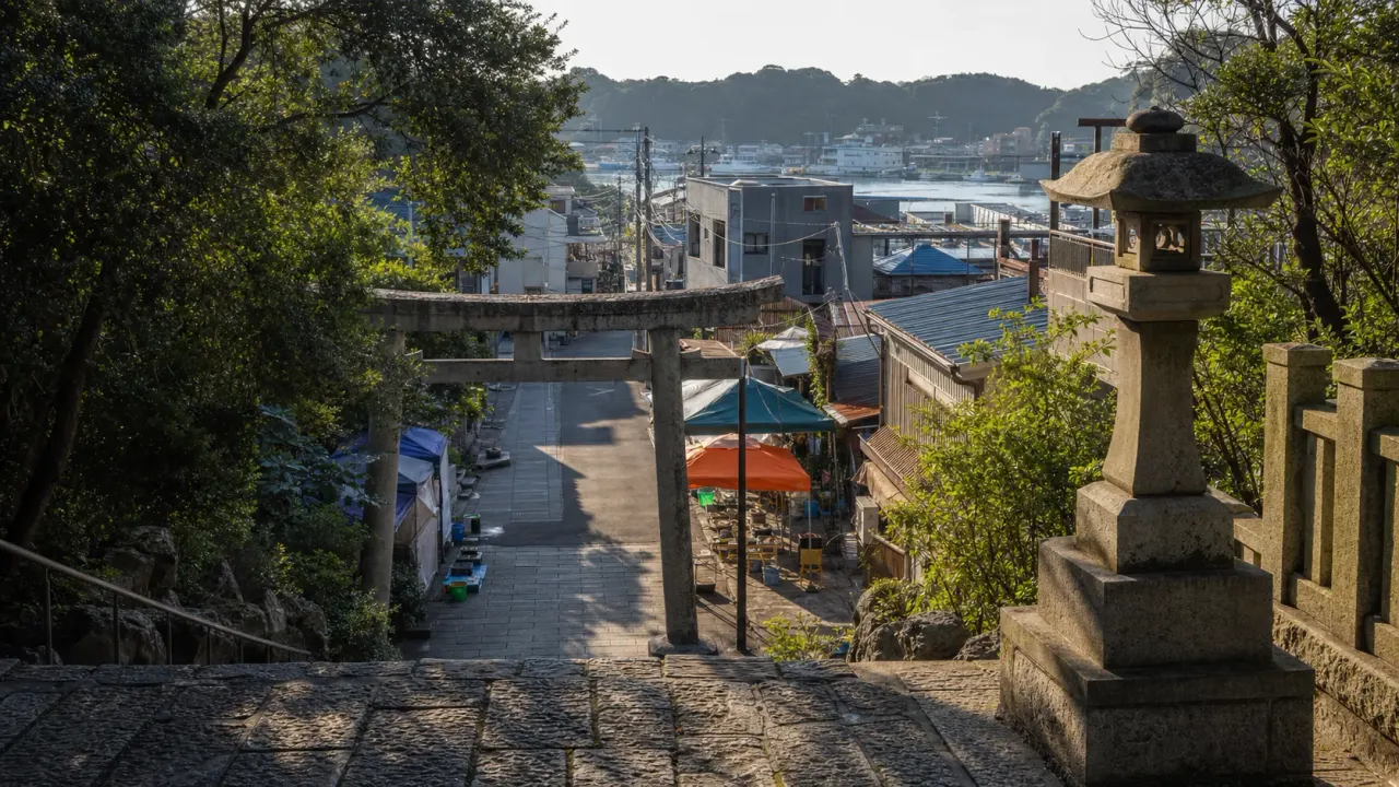 勝浦市で、勝浦朝市、遠見岬神社、港町の路地を短く歩く朝の散歩を紹介。開催時間や休みを確認しながら、午前中に楽しむコースとしてまとめます。