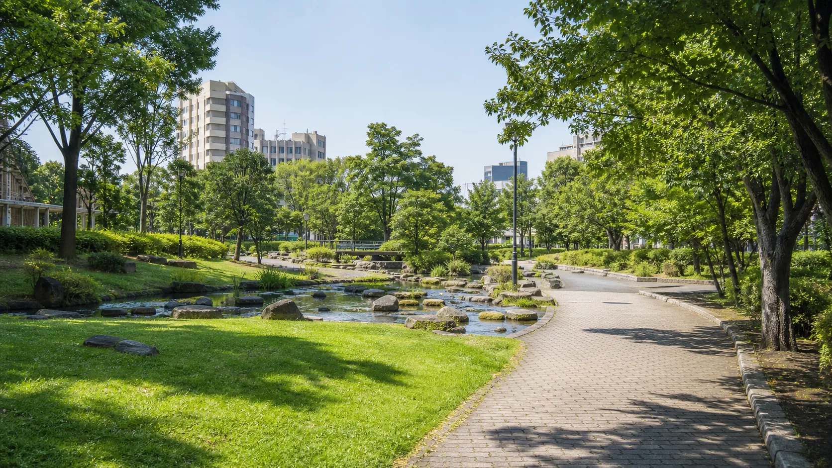 駅前公園の緑と水辺で休む補助画像