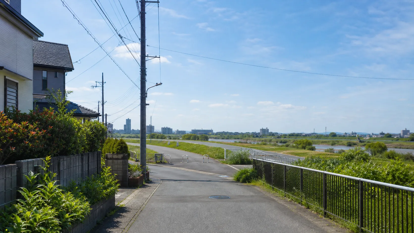 街なかから河川敷方面へ向かう道の補助画像