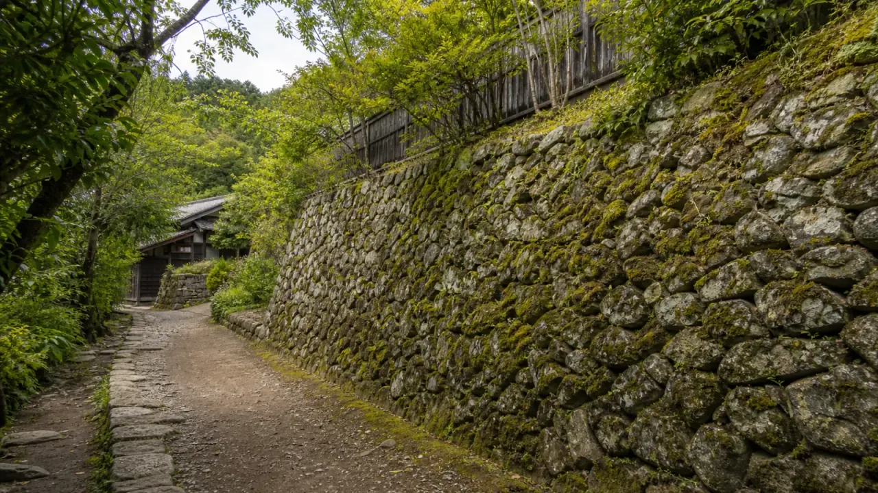 八王子市鑓水の絹の道と絹の道資料館を歩く散歩ガイド。八木下要右衛門屋敷跡、石垣、大塚山公園、アクセス、開館時間、注意点を公式情報をもとにまとめます。
