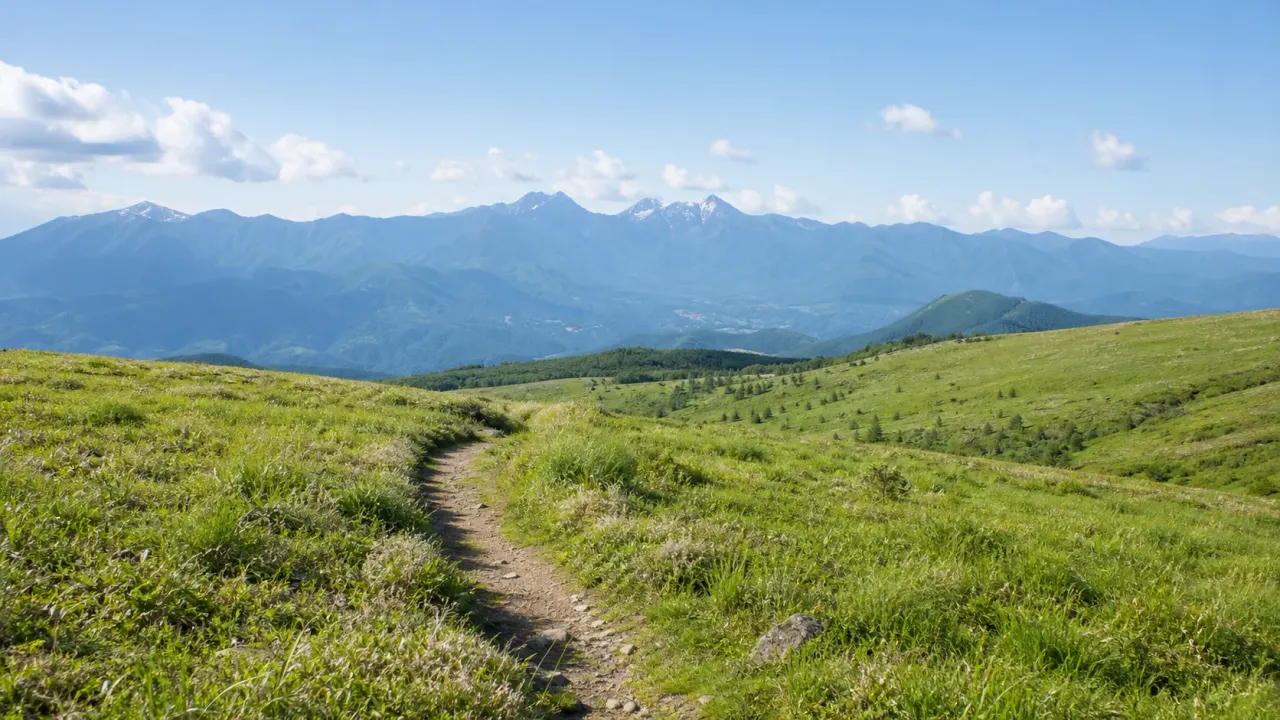 霧ヶ峰の車山肩を思わせる草原の小道と遠くの山並みを描いたカバー画像