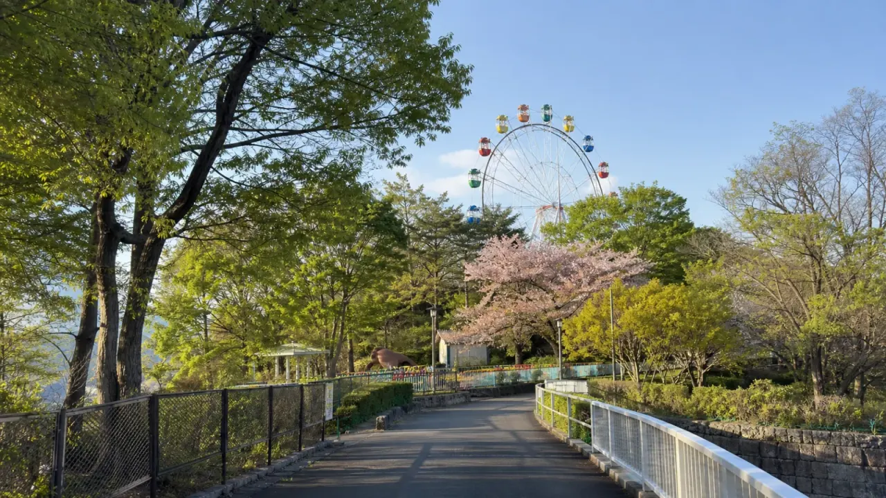 桐生が岡公園の木立と観覧車をイメージした家族散歩のカバー画像