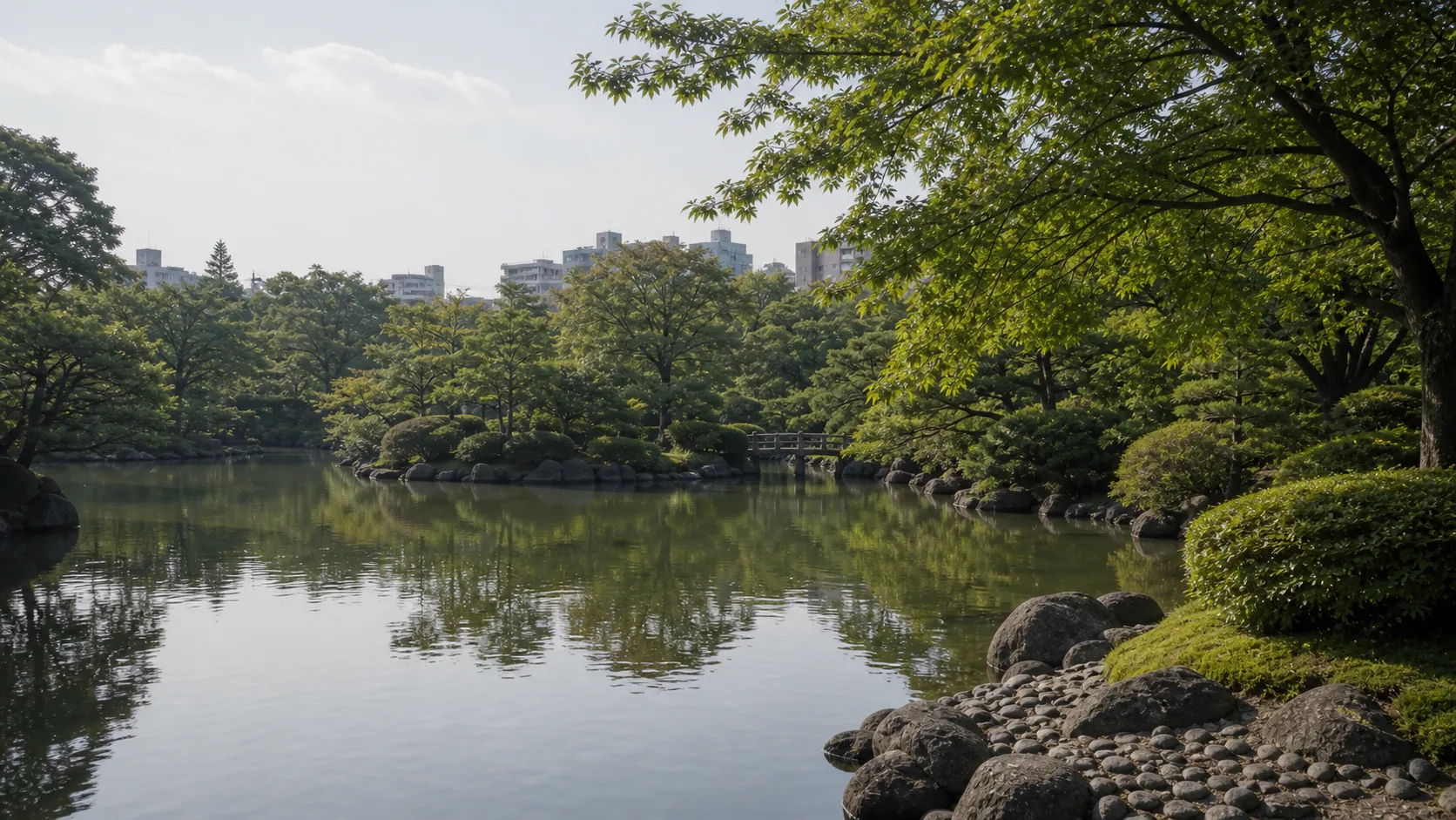 池と木々の反射が広がる日本庭園のイメージ