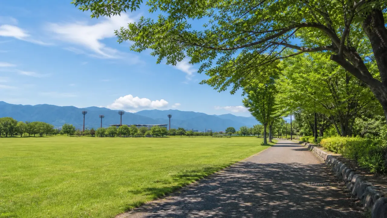 甲府市の小瀬スポーツ公園で、芝生広場、いこいの森広場、かえでの森広場、ジョギングコース周辺を短時間で歩く散歩を紹介。公式情報をもとに、アクセス、イベント日の注意点、歩く範囲をまとめます。