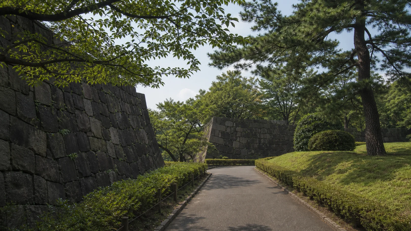 石垣と緑の小道が続く皇居東御苑散歩のイメージ