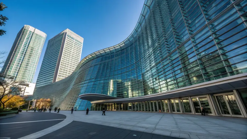 【完全ガイド】東京の国立新美術館の見どころ｜乃木坂にある美術館の建築を楽しむ方法