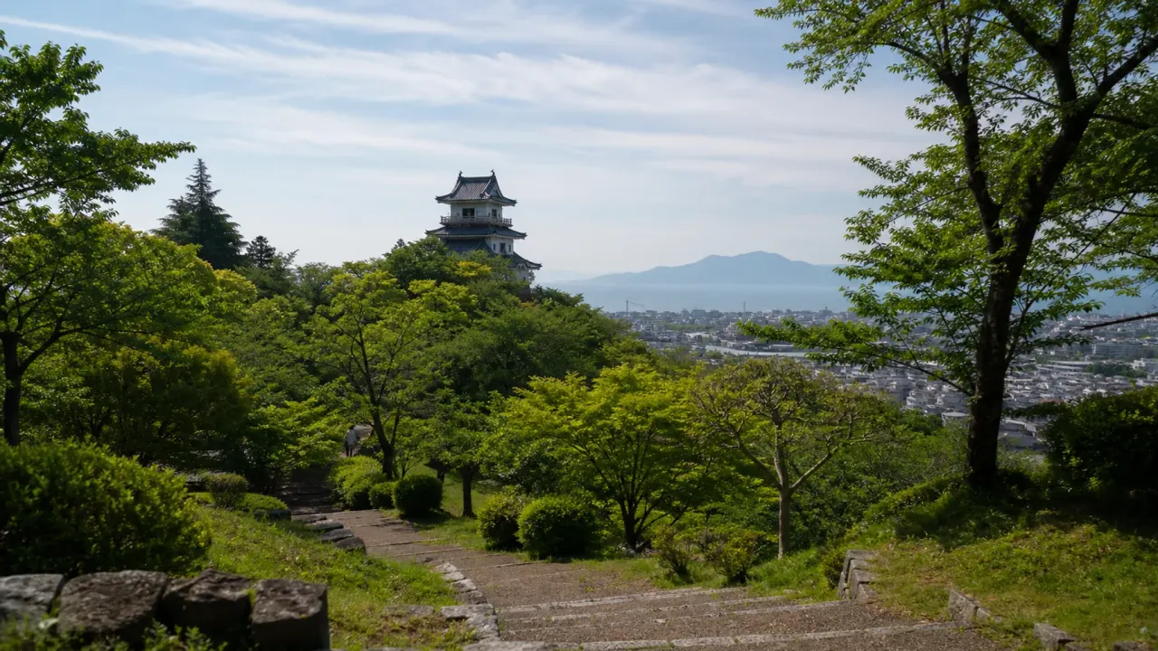 吉田町の展望台小山城と能満寺山公園を歩く散歩ガイド。天守風の展望台、能満寺山公園、富士山や駿河湾の眺め、開館時間、料金をまとめます。