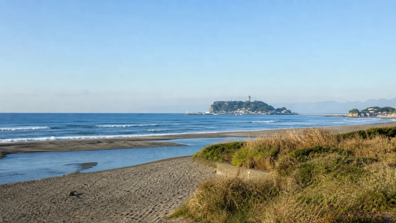 藤沢市の鵠沼海岸で、県立湘南海岸公園西部、サーフビレッジ周辺、引地川河口をゆるく歩く散歩を紹介。江の島を少し離れて眺める1時間半の海辺コースです。