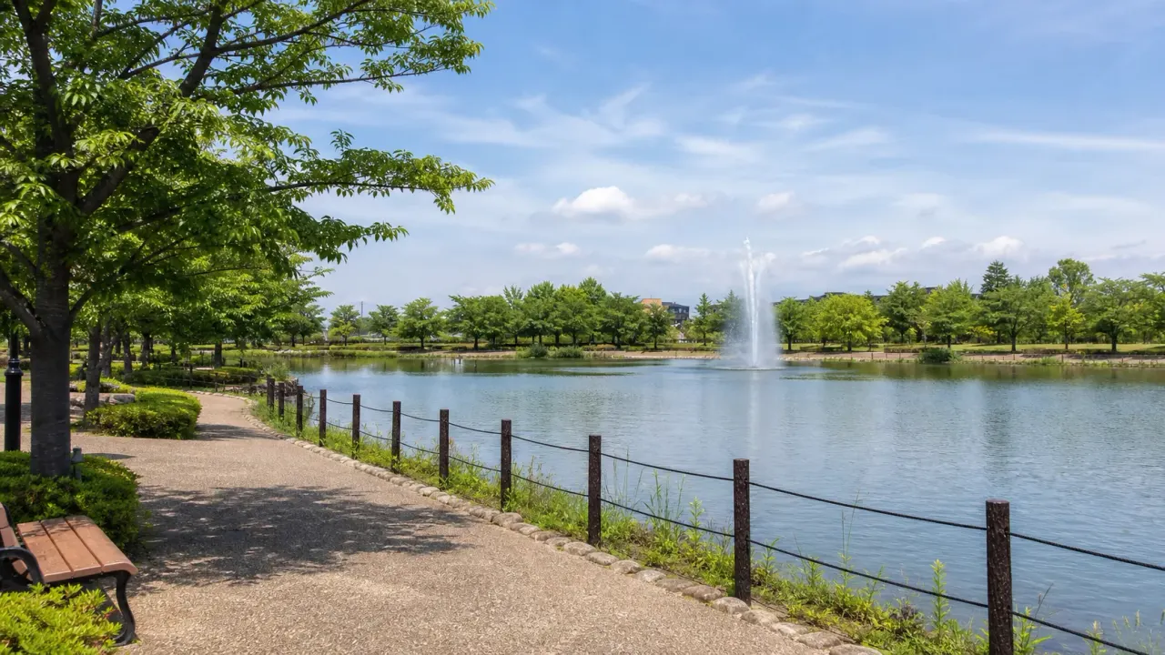 久喜菖蒲公園を思わせる池と大噴水、木陰の園路のカバー画像