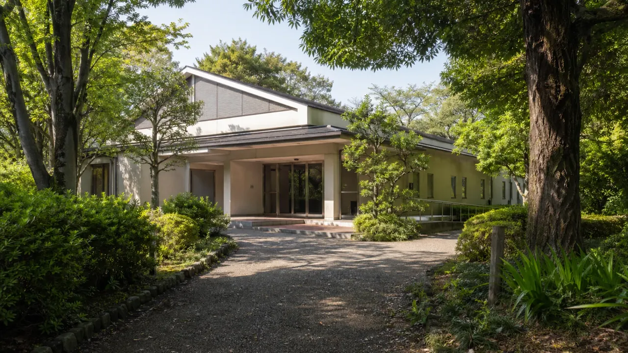 くにたち郷土文化館で静かに過ごす文化散歩を紹介。谷保の緑の中で地域の歴史や考古・民俗資料に触れながら、城山公園や湧水地につなげる60〜90分の過ごし方をまとめました。