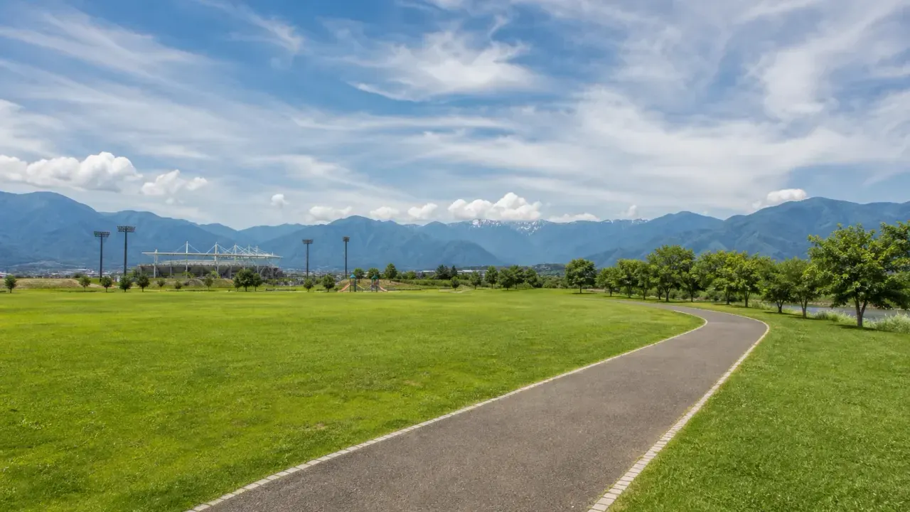 南アルプス市の櫛形総合公園で、芝生広場、遊具広場、滝沢川沿い、スポーツ施設まわりを短く歩く散歩を紹介。公式情報をもとに、利用時間、駐車場、歩き方をまとめます。