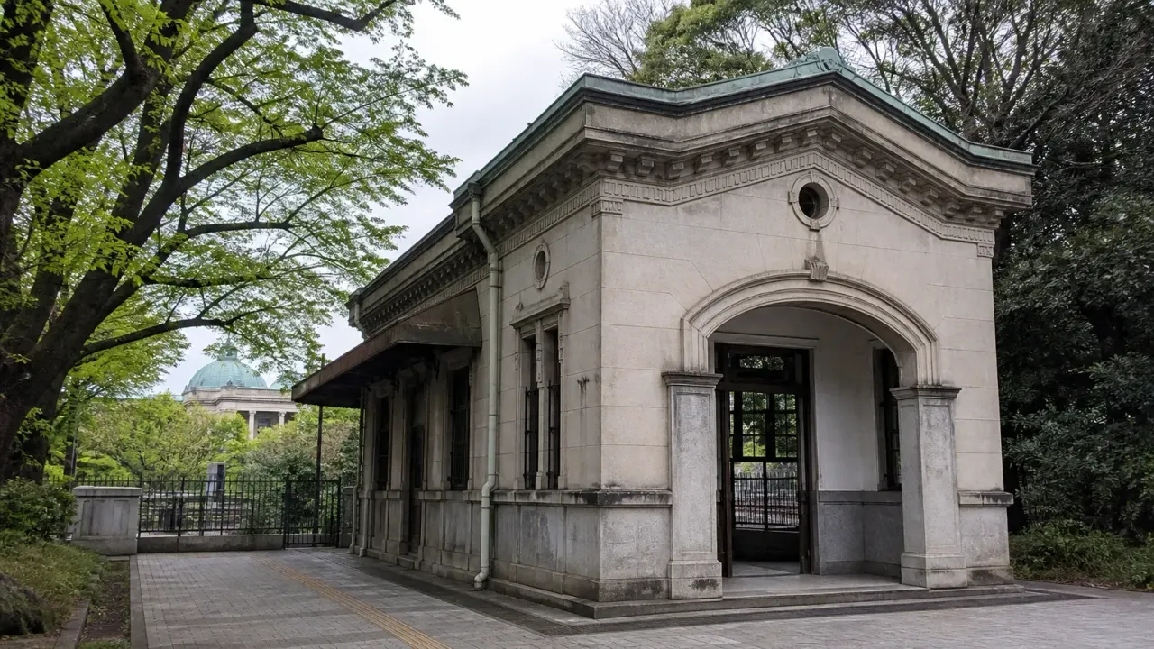 上野公園近くの旧博物館動物園駅を散歩目線で紹介。京成電鉄の旧駅舎として残る建物の見どころ、外観見学の注意点、上野・谷根千散歩との組み合わせを整理します。