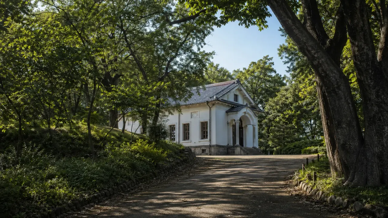 多摩市の旧多摩聖蹟記念館で、昭和初期の洋館建築と桜ヶ丘公園の静けさを味わう散歩を紹介。展示、喫茶サロン、五賢堂をめぐりながら、丘の上で心を落ち着ける時間をまとめました。
