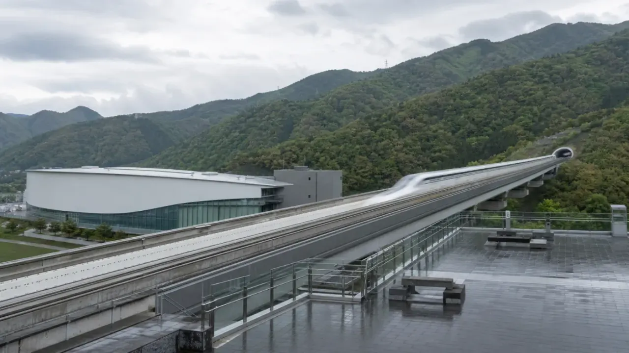 都留市の山梨県立リニア見学センターで、リニア実験線、展示、展望室、道の駅つる周辺を短時間で楽しむ散歩を紹介。公式情報をもとに、アクセス、料金、走行試験を見るときの注意点をまとめます。