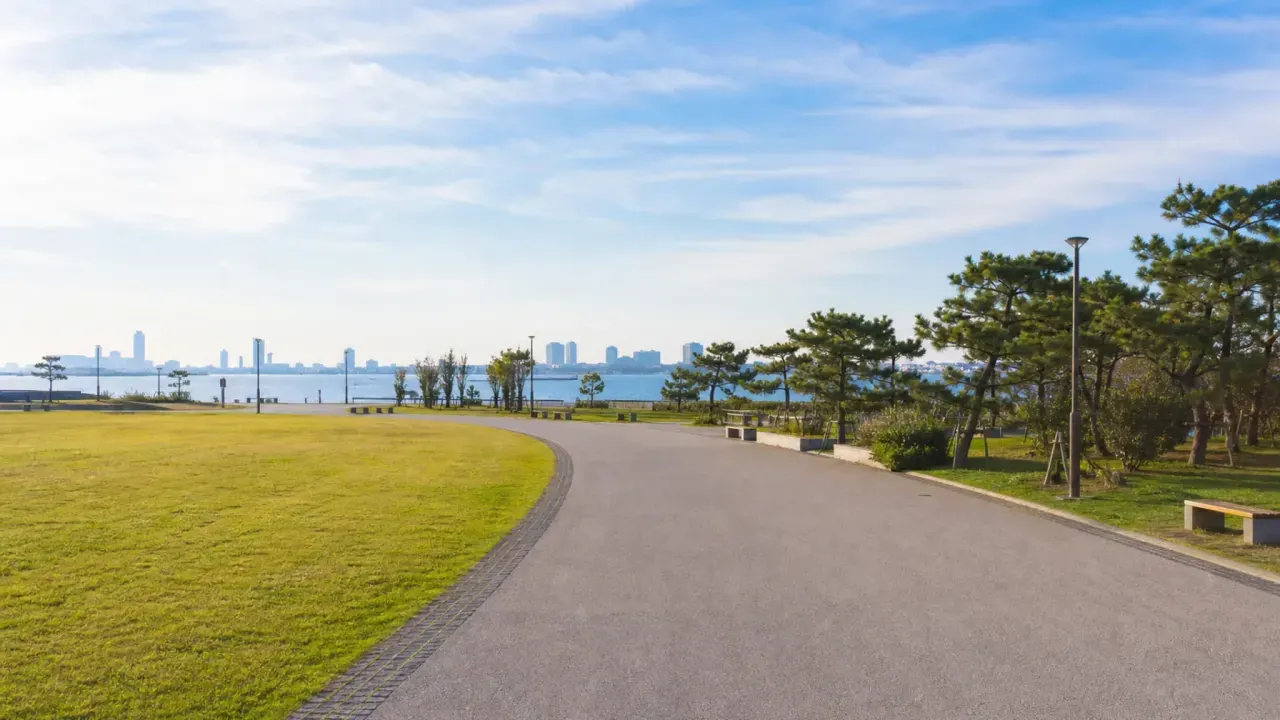 千葉市美浜区の幕張海浜公園で、大芝生広場、花時計、日本庭園「見浜園」をゆっくり歩く散歩を紹介。海浜幕張駅から半日未満で緑と水辺の気分を切り替えるコースです。