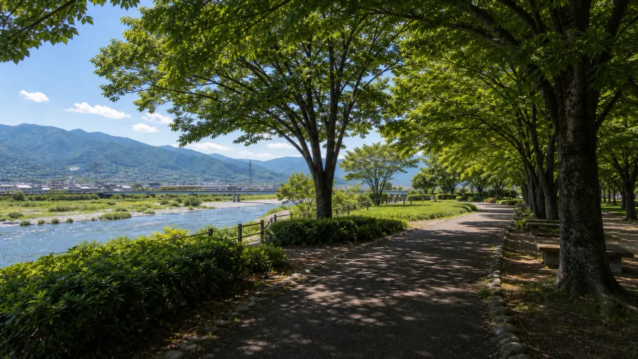 山梨市の万力公園で、笛吹川沿いの遊歩道と広い木陰を短時間で楽しむ散歩を紹介。駅から歩ける距離感、暑い日の回り方、休憩ポイントをまとめます。