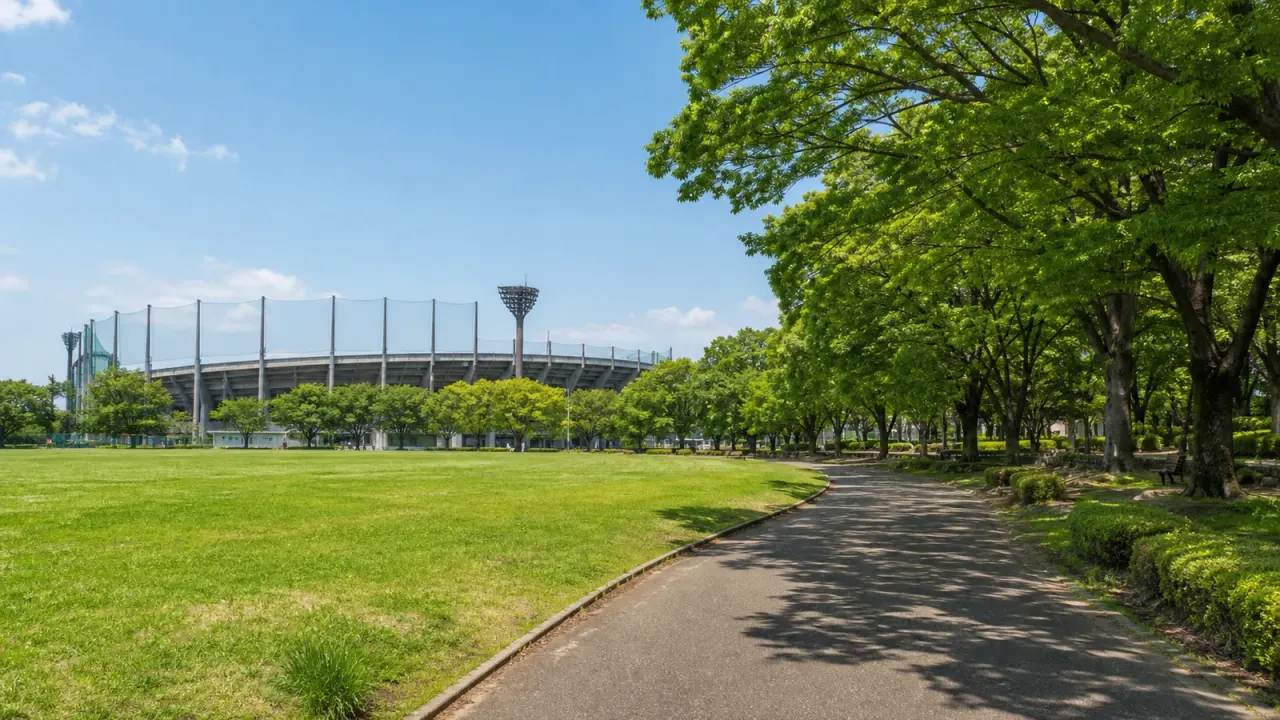 俣野公園をイメージした、野球場と芝生広場、樹林が広がる初夏の公園風景