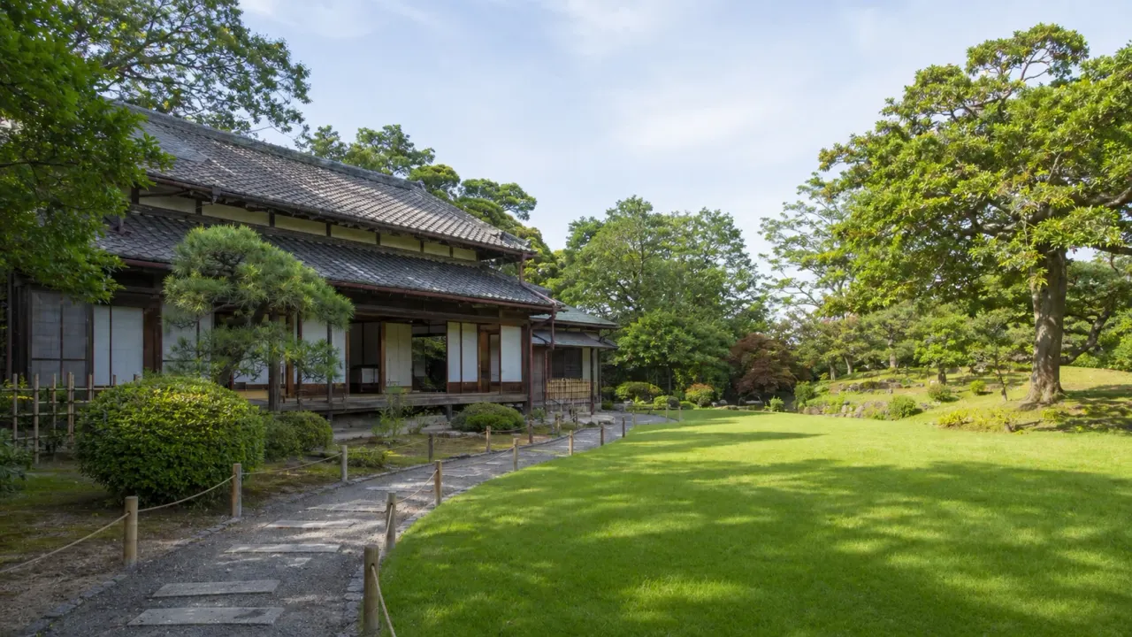 松戸市の戸定邸と戸定が丘歴史公園をめぐる散歩を紹介。徳川昭武ゆかりの邸宅、芝生の庭、台地上の静けさを1〜2時間で味わう歴史さんぽです。