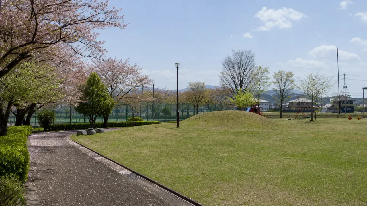 明和町のふるさとの広場にある芝生と遊具、春の公園をイメージしたカバー画像