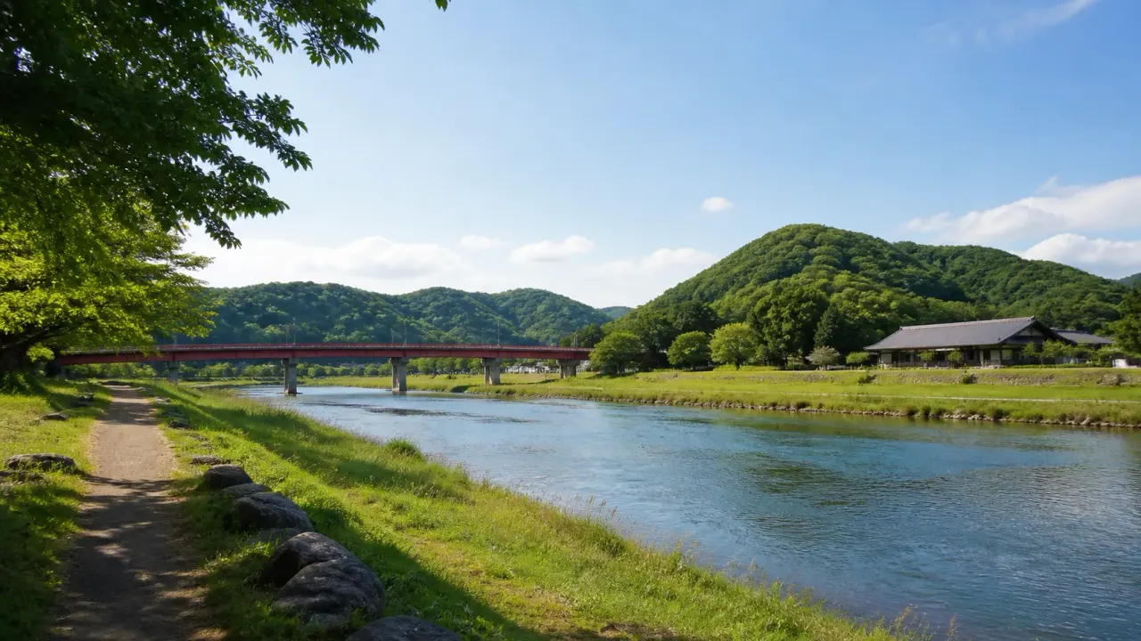那珂川の水面と赤い橋、御前山の緑を眺める道の駅かつら周辺の川辺のイメージ