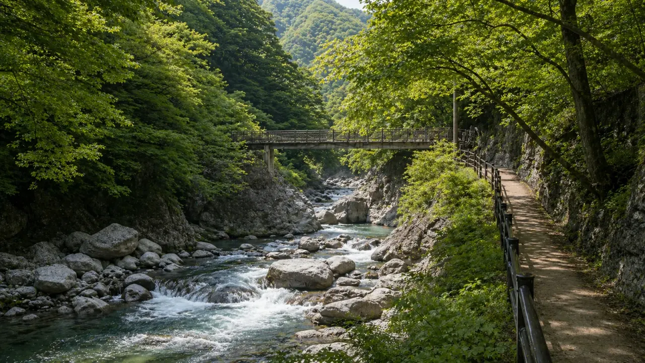 群馬県みなかみ町の諏訪峡を、利根川の流れ、笹笛橋、遊歩道、谷川岳の眺めを楽しむ日帰り散歩として紹介します。