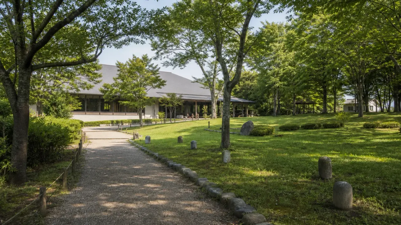 美里町遺跡の森総合公園を思わせる木陰の園路と文化施設のカバー画像