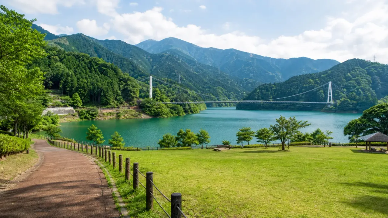 清川村の宮ヶ瀬湖畔園地で、けやき広場、水の郷大つり橋、湖畔の眺めをゆっくり楽しむ日帰り散歩を紹介。バス利用でも歩きやすい半日コースです。