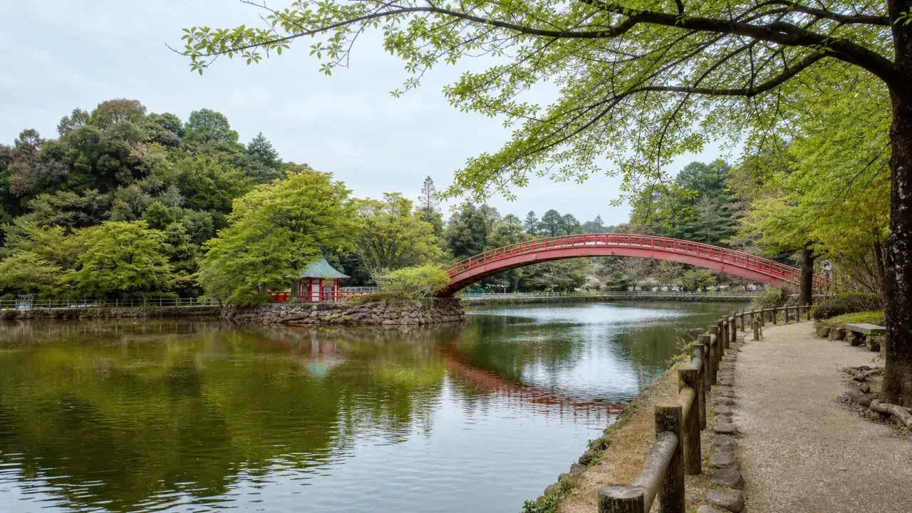 茂原市の茂原公園で、弁天湖、朱色の橋、木陰の園路をゆっくり歩く散歩を紹介。桜の季節以外にも使いやすい1〜2時間の公園散歩としてまとめます。