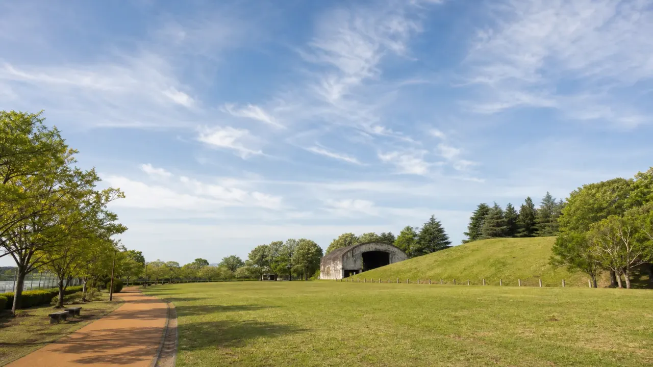 府中市・調布市・三鷹市にまたがる武蔵野の森公園で、調布飛行場沿いの空、ふるさとの丘、掩体壕を歩く半日散歩を紹介します。