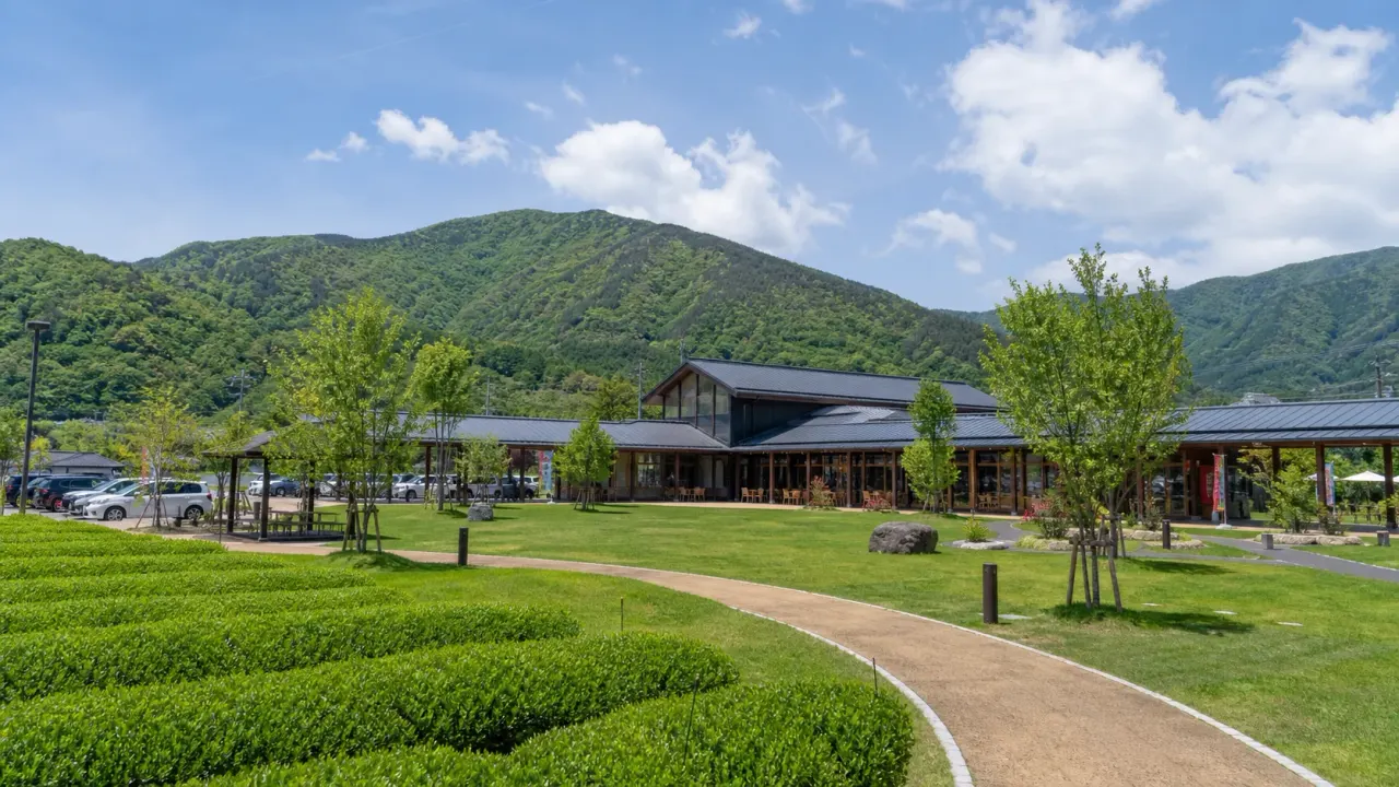 山梨県南部町の道の駅なんぶで、芝生広場、特産品売場、南部茶、観光情報室を短くつなぐ立ち寄り散歩を紹介。公式情報をもとに営業時間や休館日の注意点をまとめます。