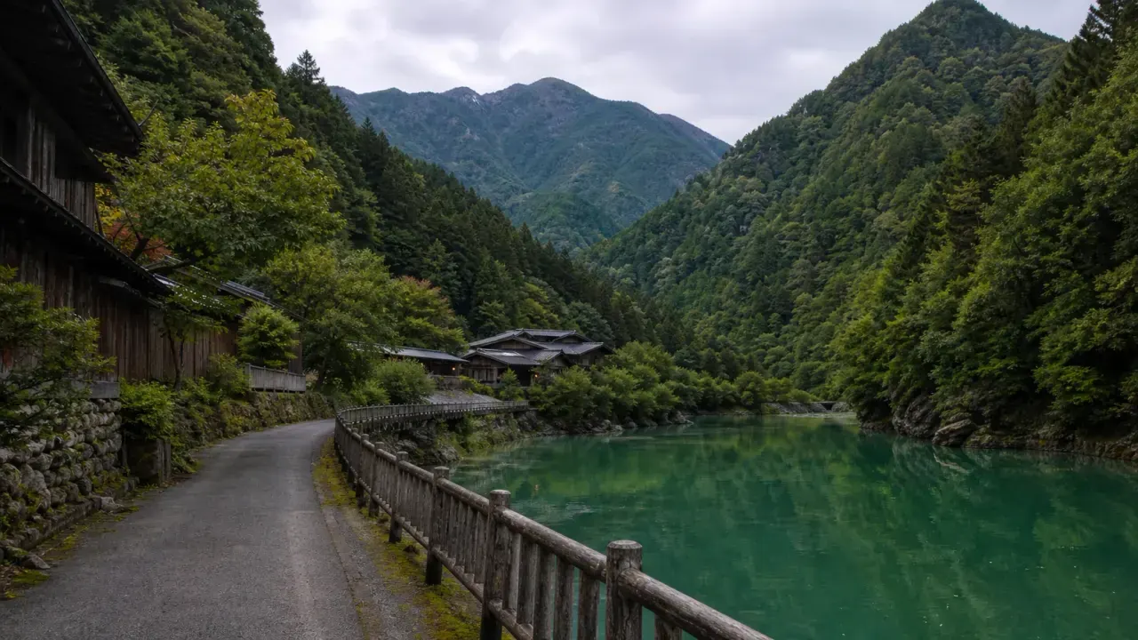 早川町の奈良田の里を思わせる山あいの湖畔と木造の温泉施設を描いたカバー画像