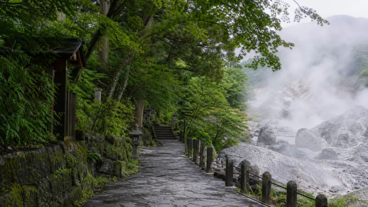 那須湯本の殺生石周辺を思わせる荒涼とした岩場と神社参道の緑