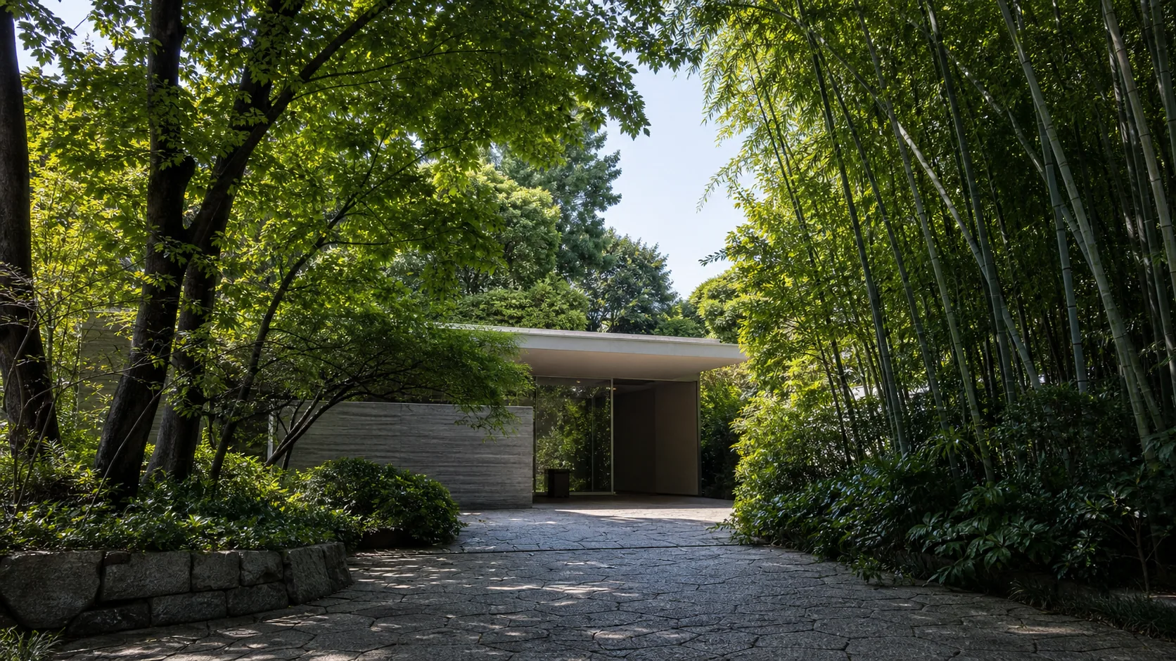 美術館の庭園へ向かう静かなアプローチのイメージ