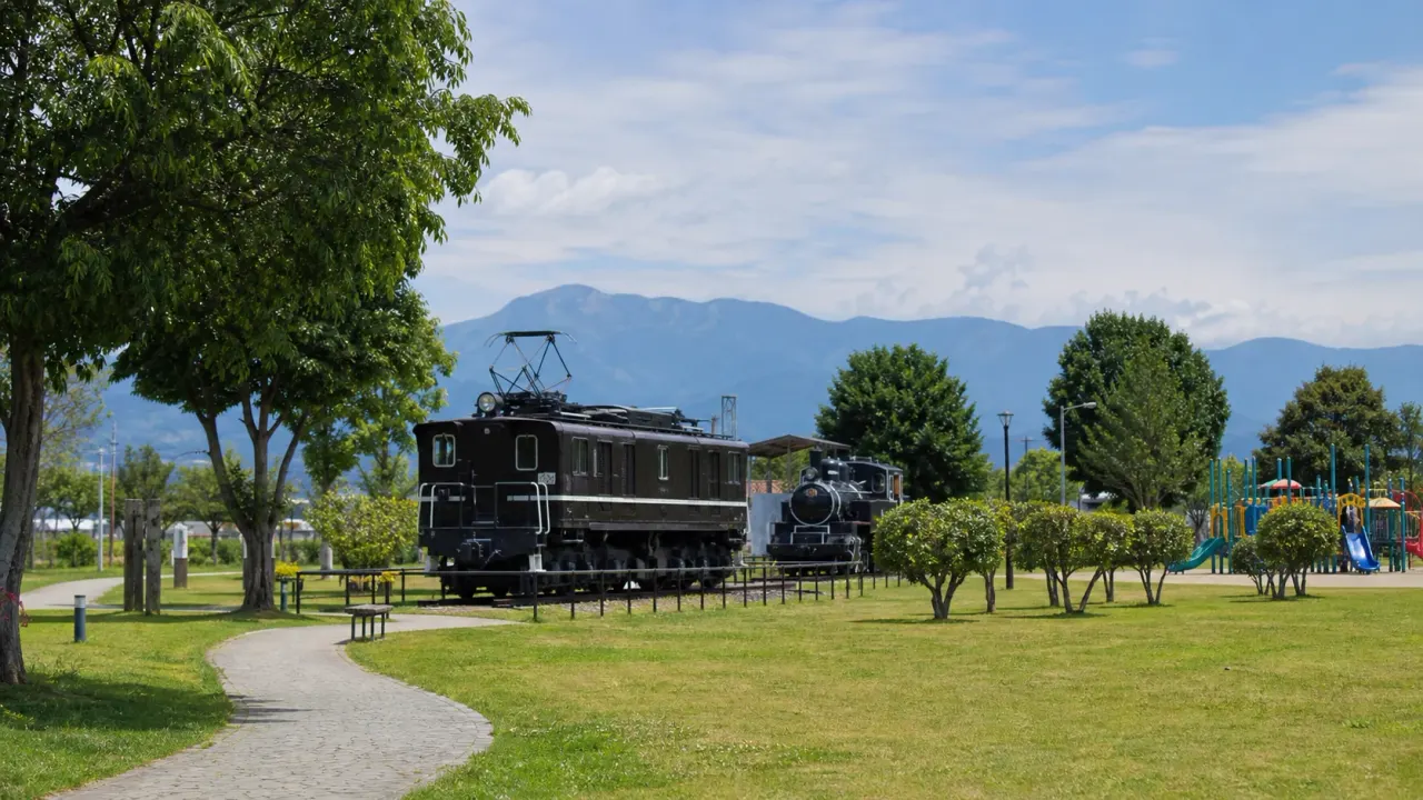 韮崎市の韮崎中央公園で、芝生広場、遊具、実物の電気機関車・蒸気機関車、ミニSLを短く楽しむ散歩を紹介。公式情報をもとに、利用料、ミニSL運行、歩き方をまとめます。