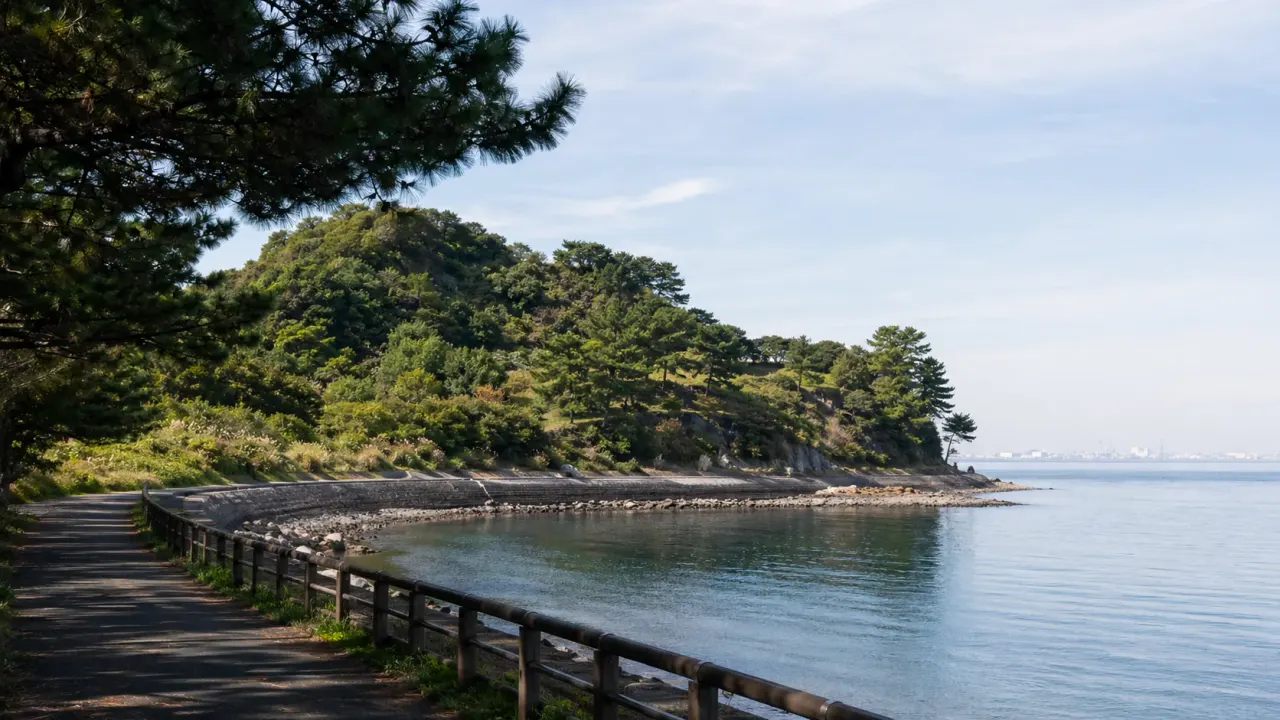 横浜市金沢区の野島公園を、海辺・展望台・旧伊藤博文金沢別邸をゆっくりつなぐ散歩先として紹介。シーサイドライン野島公園駅から半日で歩くコースをまとめます。