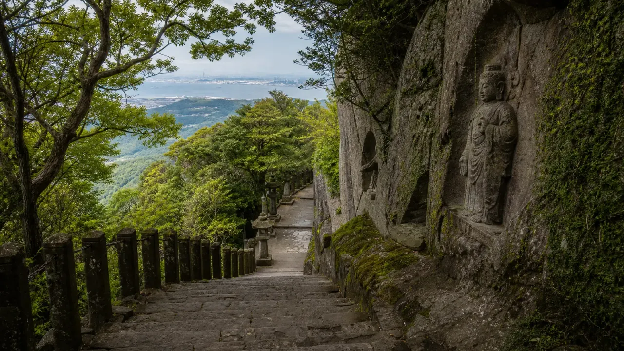 千葉県鋸南町の鋸山日本寺を、大仏広場、百尺観音、羅漢エリア、山頂方面の展望で歩く散歩ガイド。階段と通行情報に注意しながら、海と山の寺を半日でめぐる考え方をまとめます。