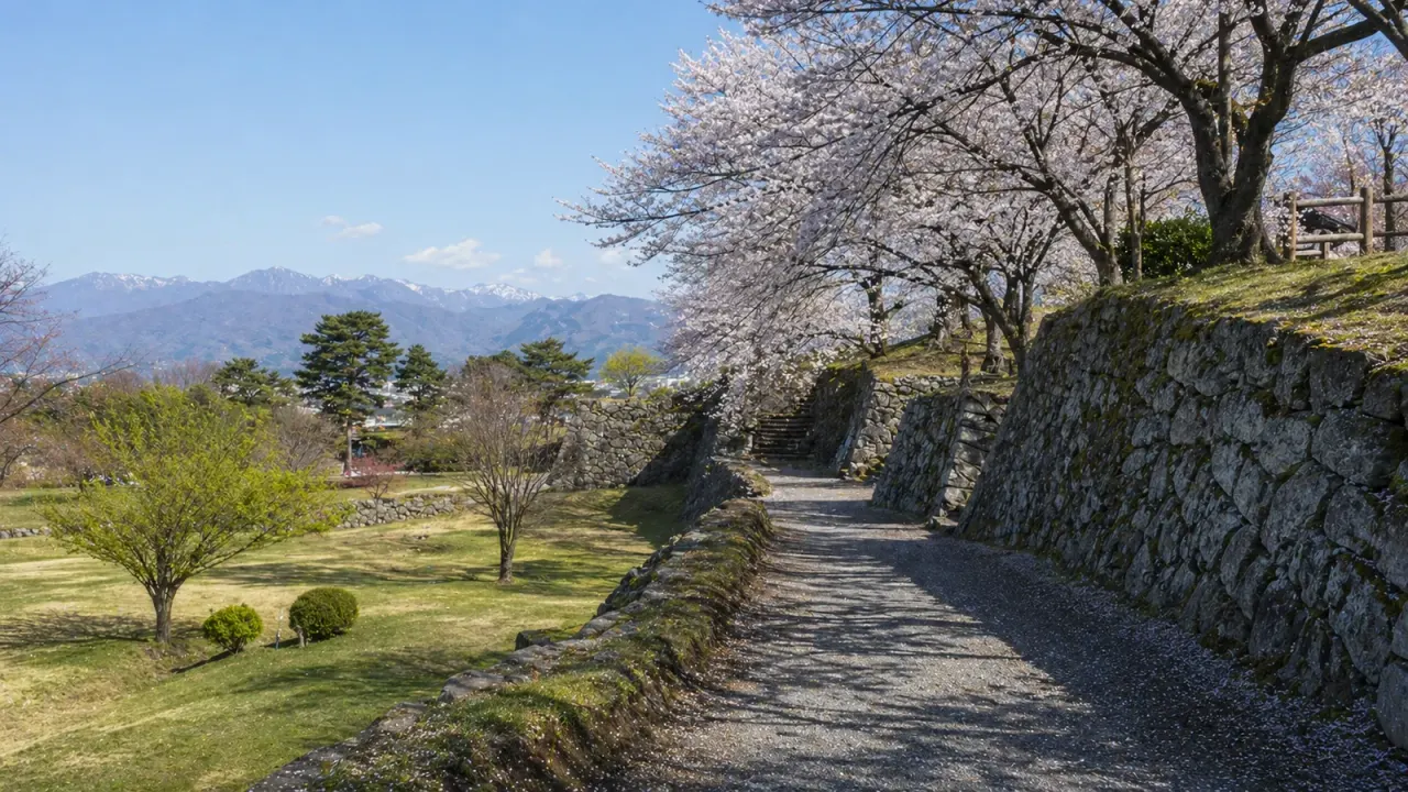 群馬県沼田市の沼田公園を、沼田城址、鐘楼、旧生方家住宅、桜や花木をつなぐ半日散歩として紹介します。