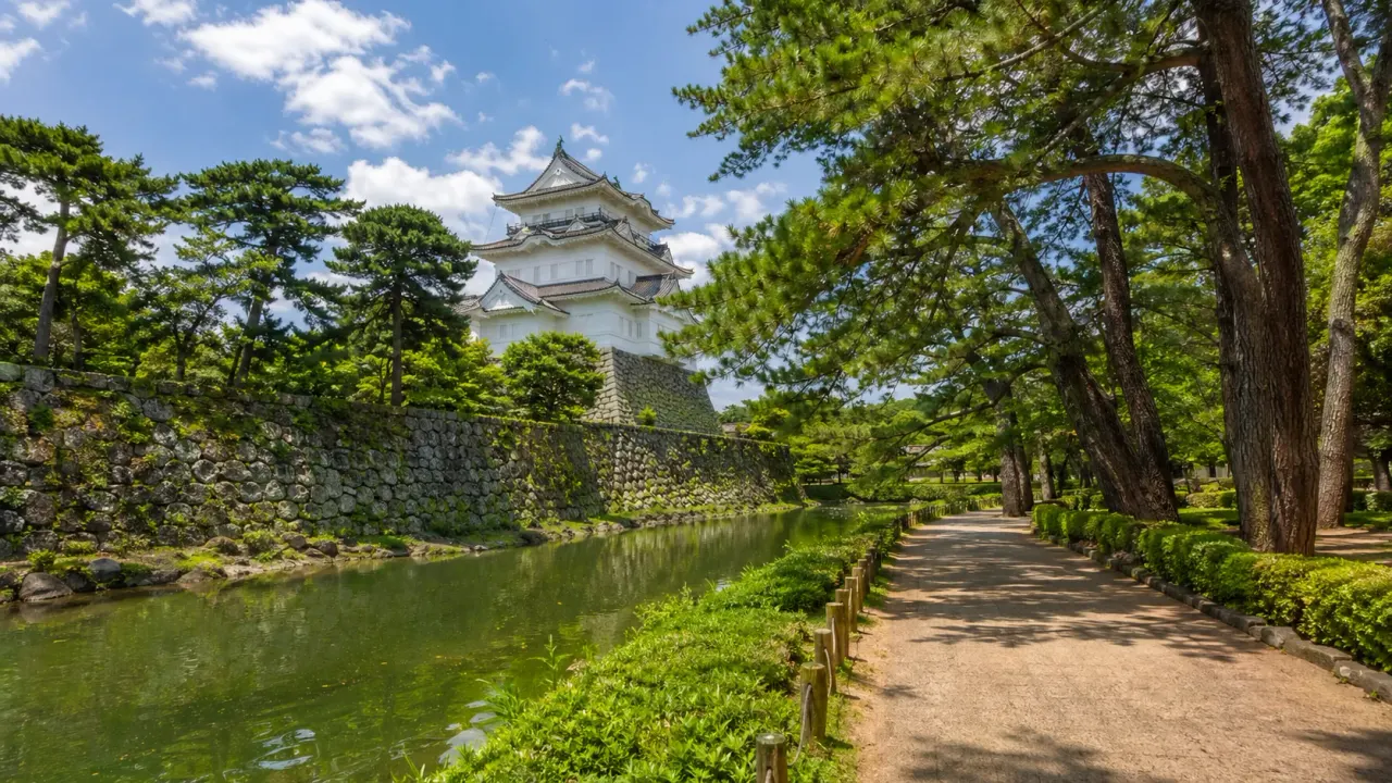 小田原城址公園を中心に、城下町の雰囲気を味わう短時間散歩を紹介。駅から歩いて回りやすい1.5〜2時間のコースです。