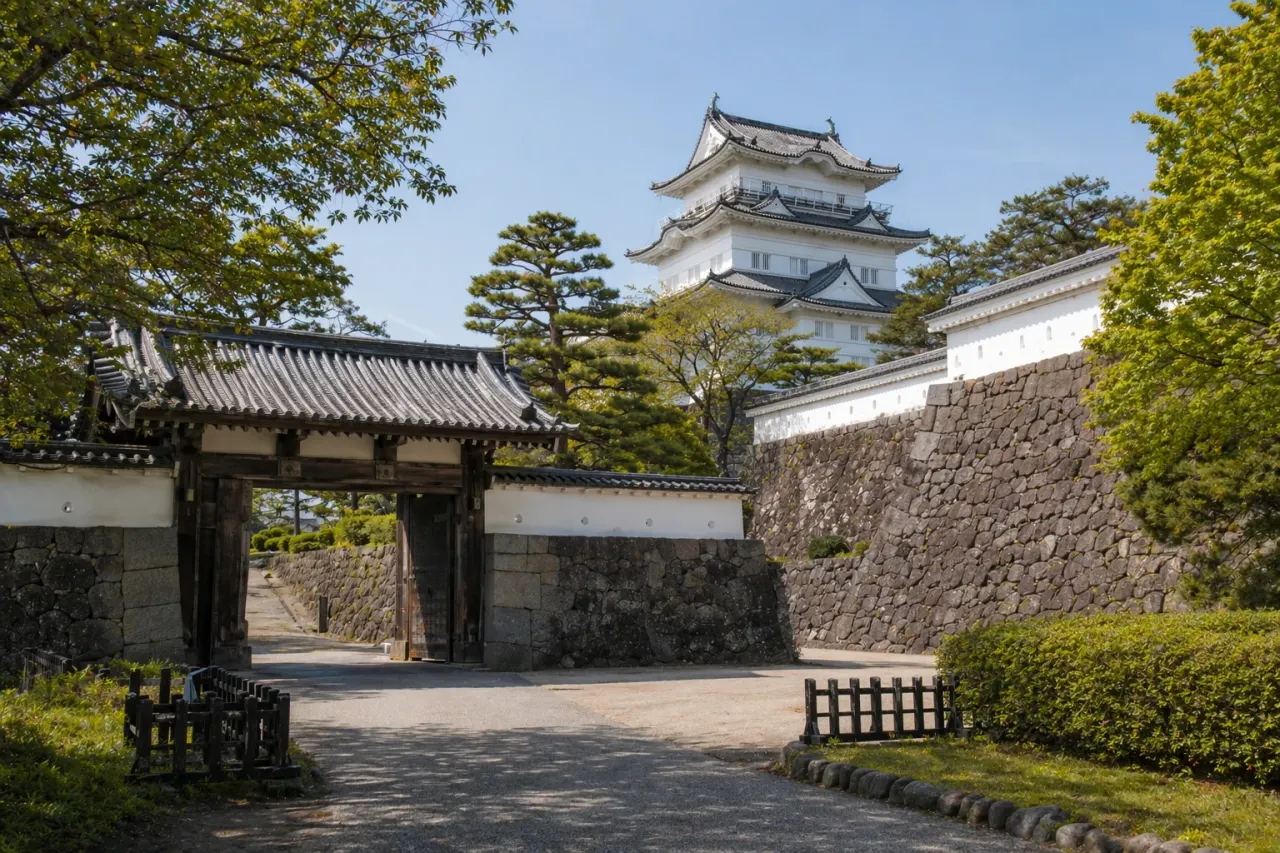 小田原城址公園で、城門と石垣、天守の気配をゆっくり味わう散歩を紹介。小田原駅から歩きやすく、歴史スポットとして構えすぎずに楽しめる1時間半の使い方をまとめます。