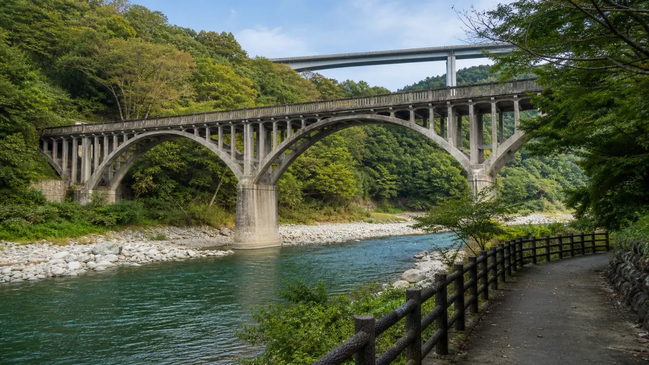 相模原市緑区の小倉橋で、昭和初期のアーチ橋、相模川の渓谷、新小倉橋との対比を短く眺める散歩を紹介。橋本駅からバスで入る、写真と水辺に向いた歩き方です。