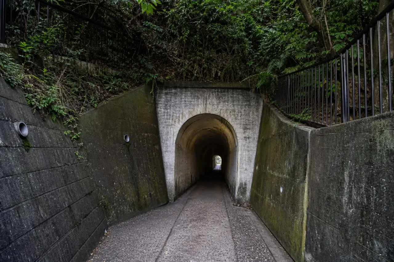 横浜市南区の大原隧道で、清水ヶ丘の下を抜ける馬蹄形トンネルと周辺の坂道を短く味わう散歩を紹介。南太田・清水ヶ丘方面から30〜60分で歩く見どころをまとめます。