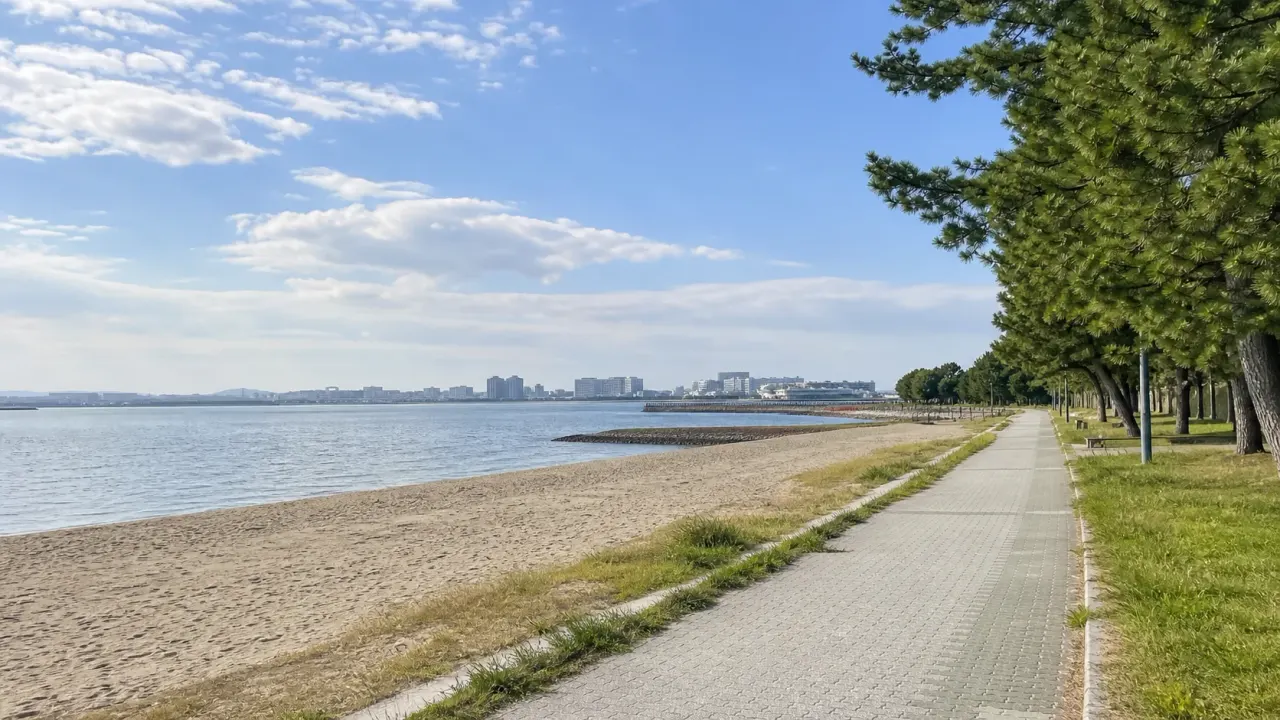 JR大森駅からバス、または京急平和島駅・大森町駅から徒歩で、大森ふるさとの浜辺公園と平和の森公園を歩く半日散歩。砂浜エリアの利用時間、禁止事項、回り方を公式情報をもとに整理します。