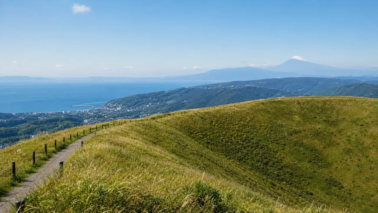 伊東市の大室山を歩く散歩ガイド。大室山登山リフトの営業時間・料金、山頂のお鉢めぐり、伊東駅・伊豆高原駅からのアクセス、風が強い日の注意点をまとめます。