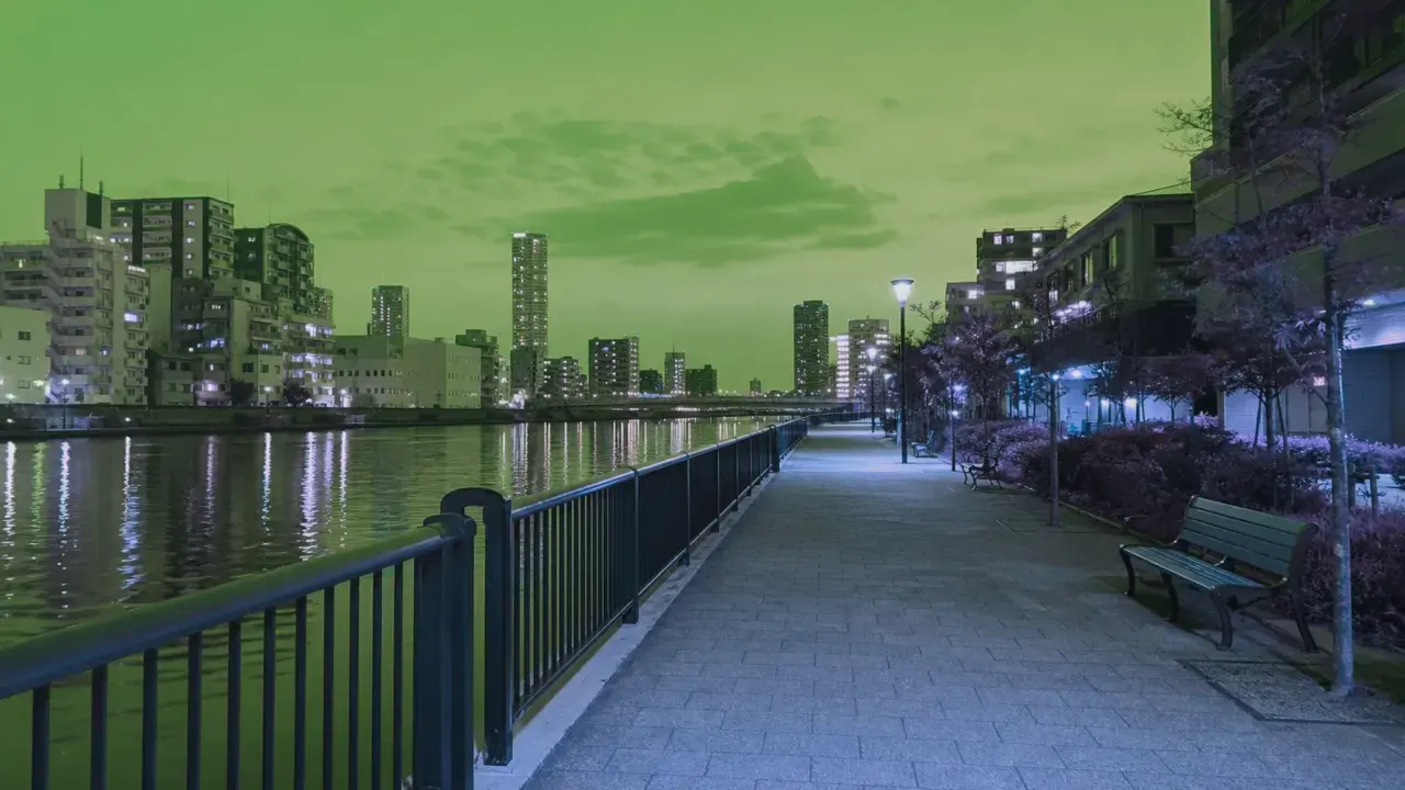 大島小松川公園の展望の丘を思わせる夕方の高台と川沿いの夜散歩のイメージ