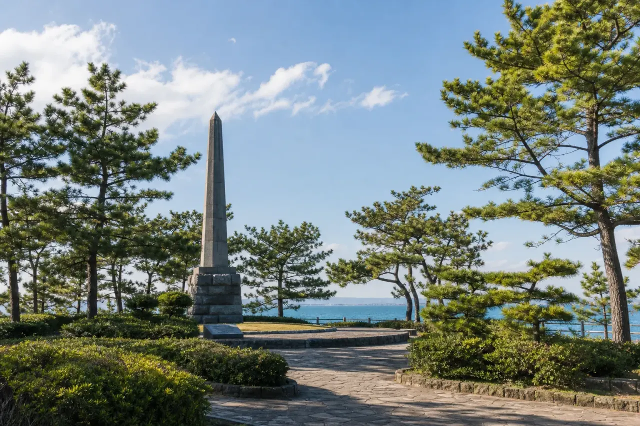 横須賀市久里浜のペリー公園で、ペリー上陸記念碑、ペリー記念館、松林越しの海を短く歩く歴史散歩を紹介。くりはま花の国や久里浜港と合わせやすい1時間の過ごし方です。
